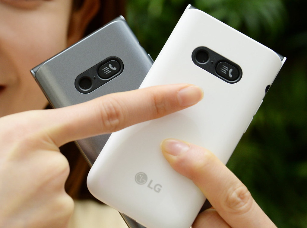 LG Folder 2 flip phone unveiled
