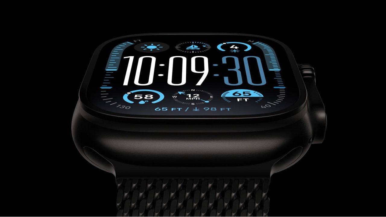 Apple Watch Ultra 2 in Black titanium 