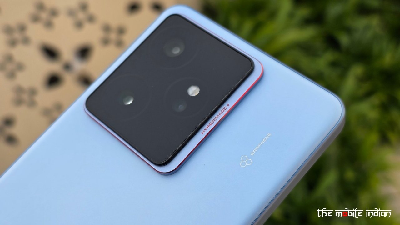 Realme GT 7 red accents